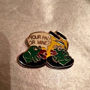 Vintage Frog Lily Pad Enamel Pin - Green and Yellow